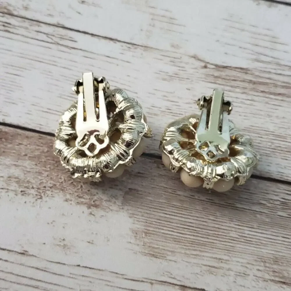 Vintage Clip On Earrings Beige Flower Style 1